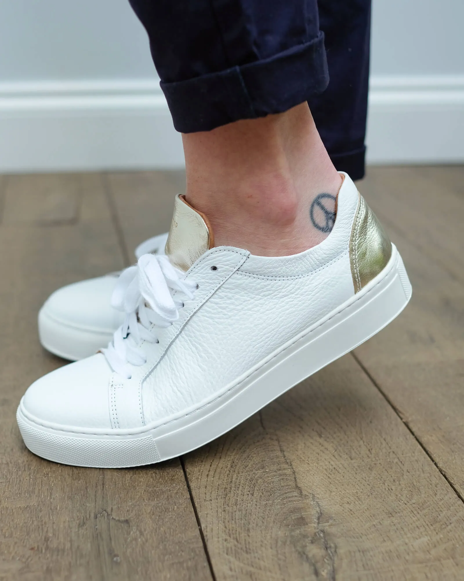 SLF Donna leather sneaker in white and gold